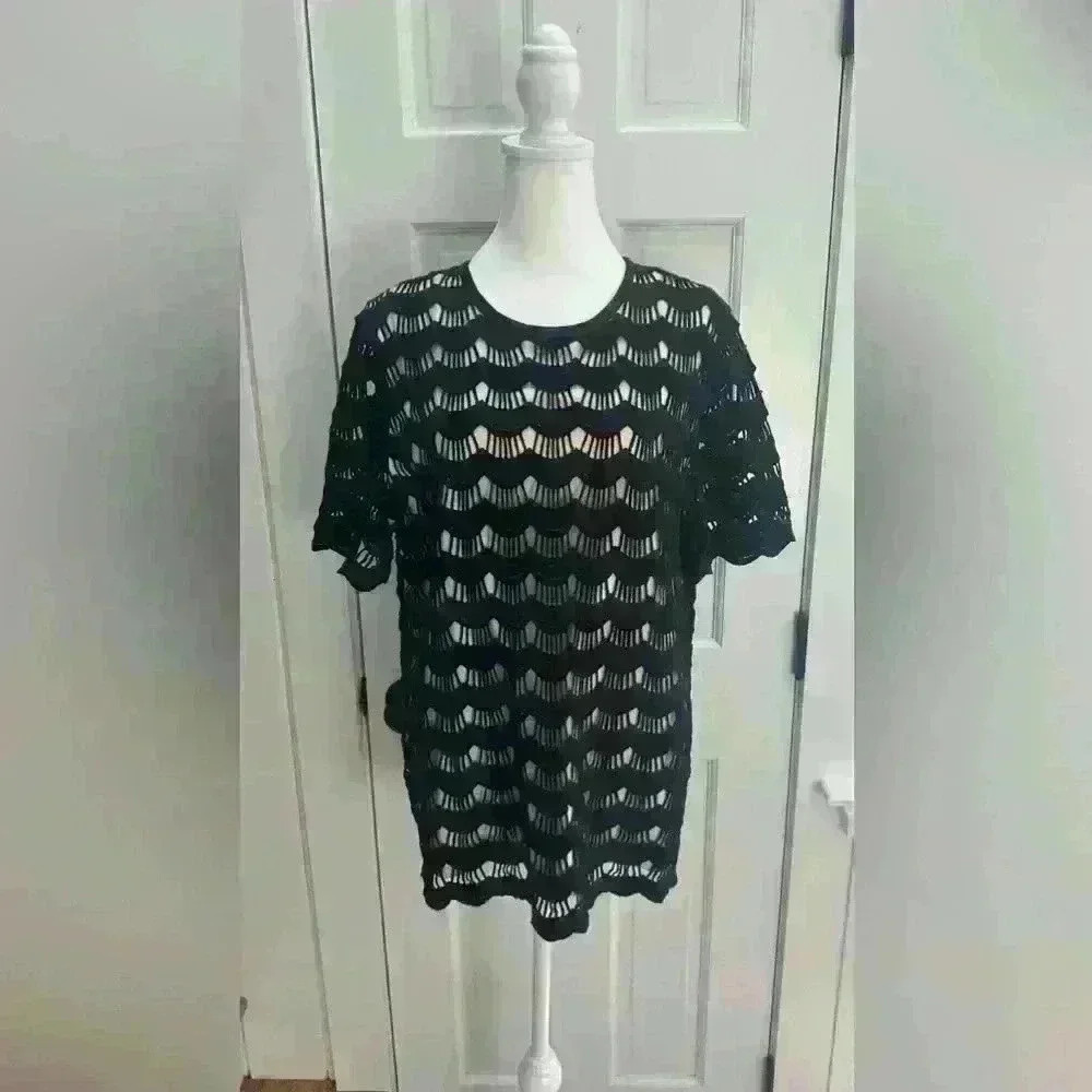 Kate Spade lace top size 4, lined, button closure in the back.